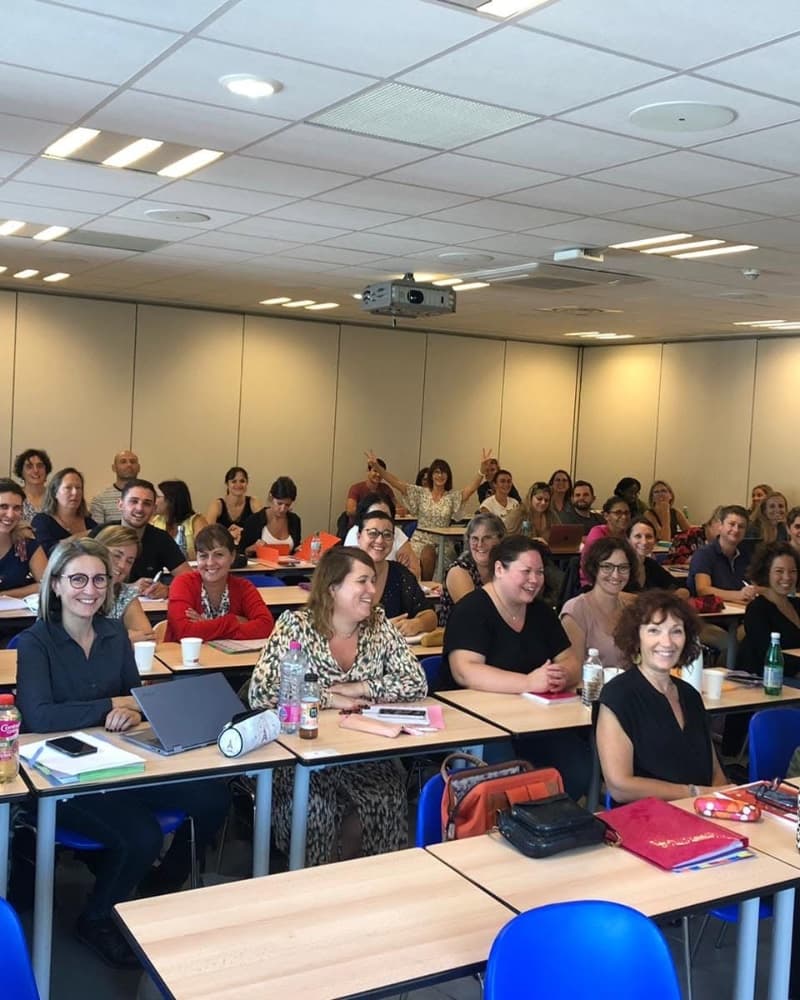 Deux soignantes consultant ensemble une tablette